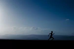Buiten bewegen helpt je fit te blijven zonder fitnessapparaten of sportschool.